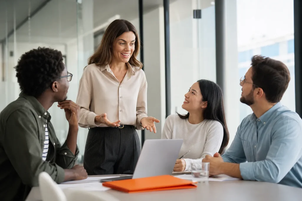 Responsable motivando a un equipo profesional durante una reunión colaborativa