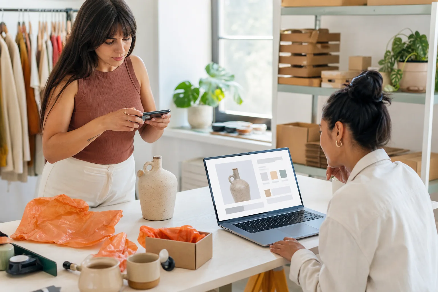 Dos profesionales preparan un producto y revisan su presentación para la venta por internet.