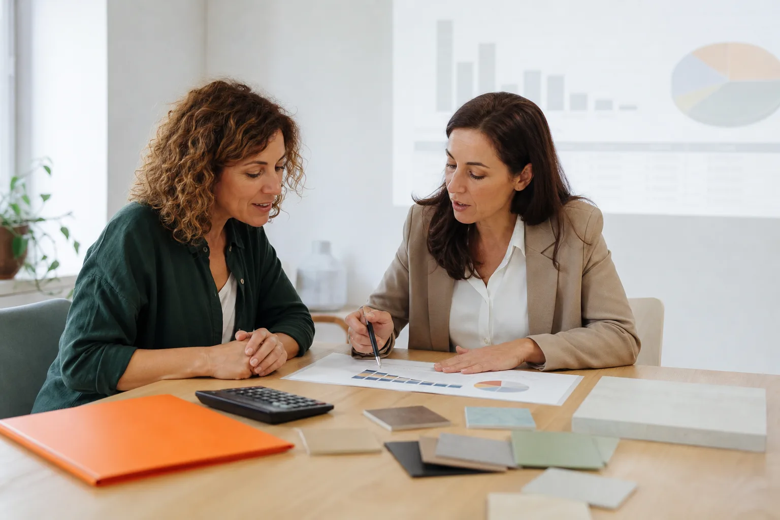 Empresaria y asesora evaluando soluciones de financiación para una pyme