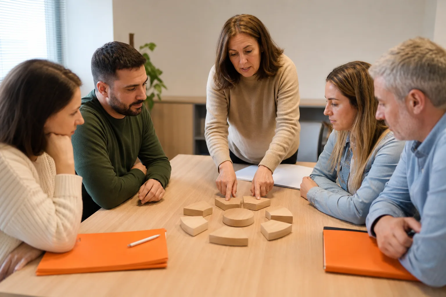 Formadora explicando los principios de una cooperativa de trabajo
