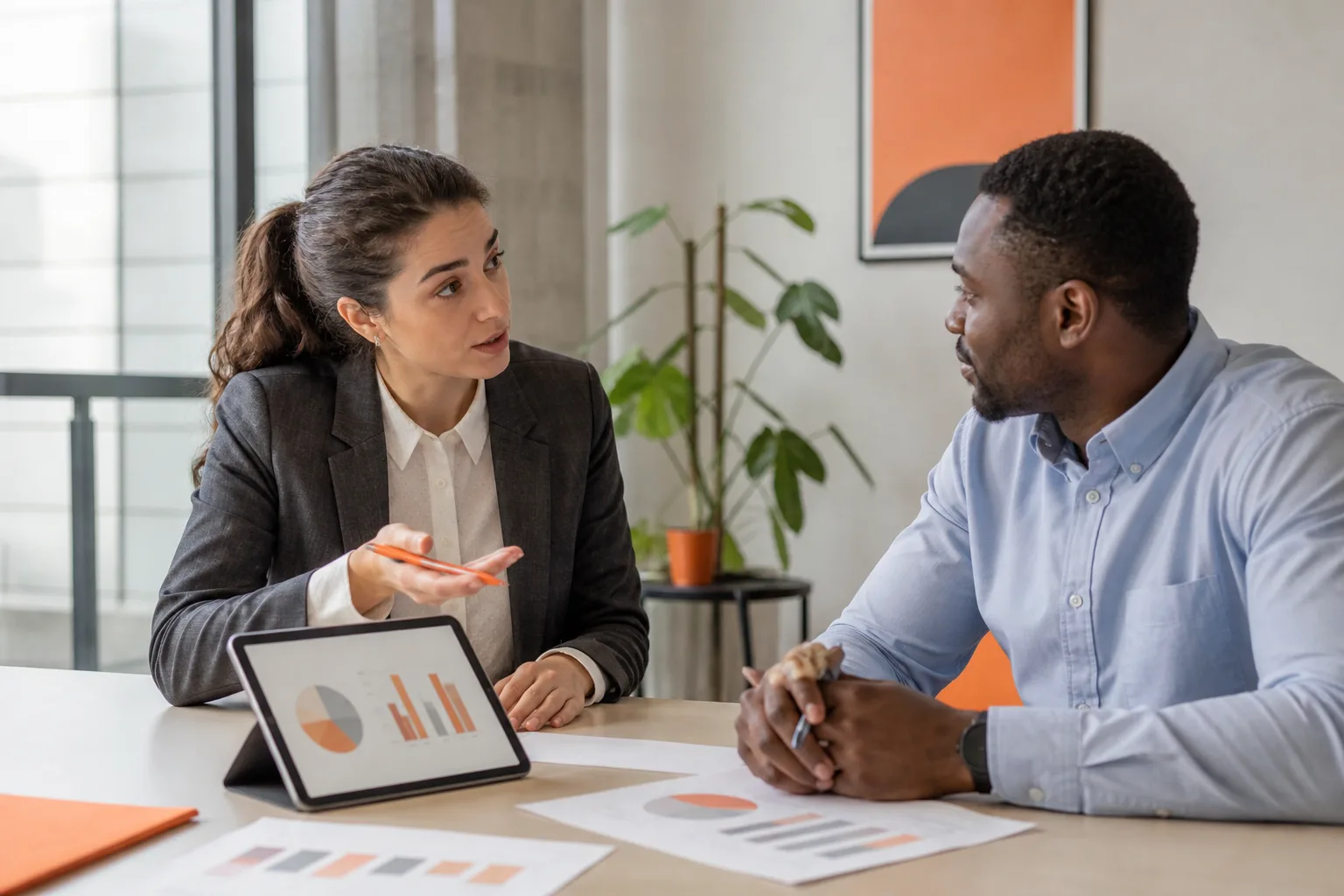 Dos profesionales practican inglés financiero durante una conversación de trabajo.
