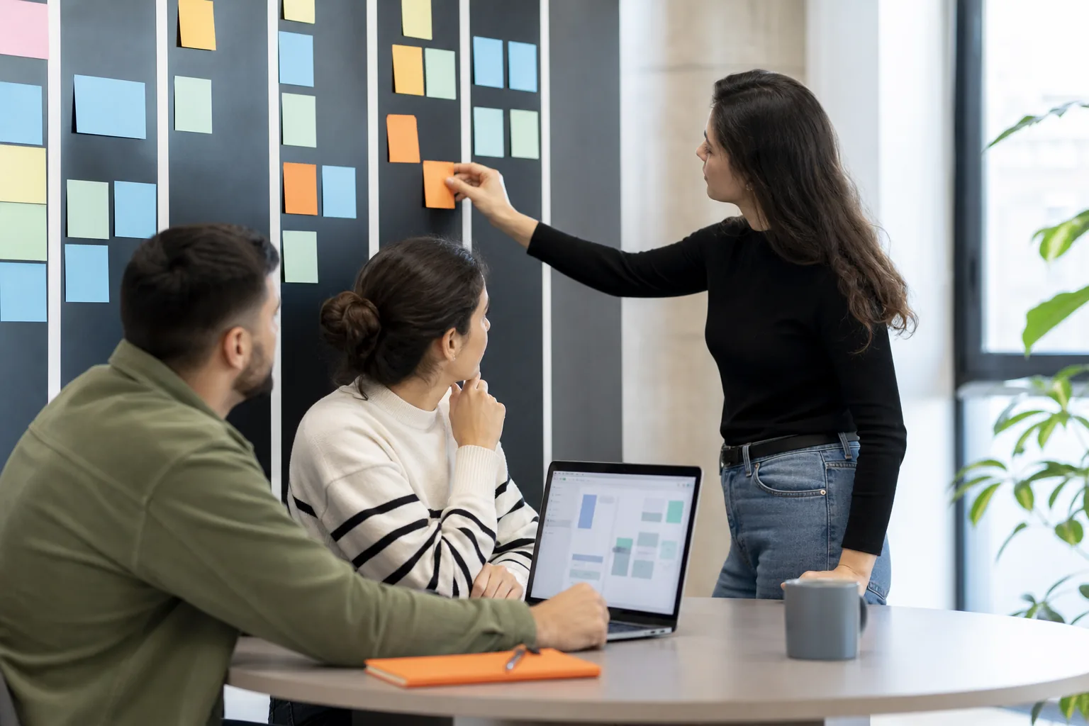 Equipo profesional organizando un proyecto con un tablero de tareas