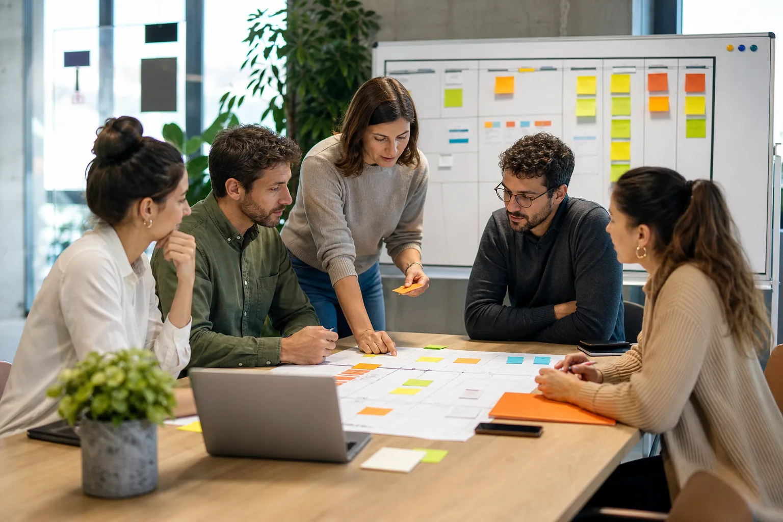 Equipo profesional planificando un proyecto ágil con tablero Scrum