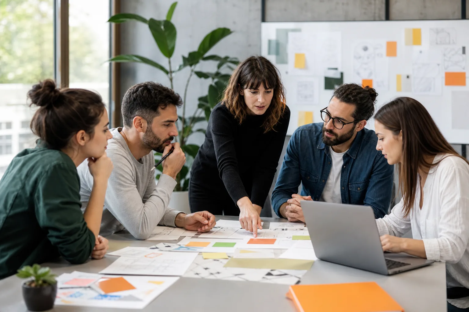 Equipo profesional trabajando habilidades disruptivas e innovación empresarial