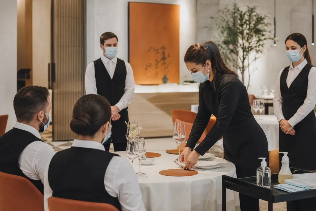 Escena profesional de hostelería y turismo para Procedimientos de sala en restauración - protección global frente al covid.19